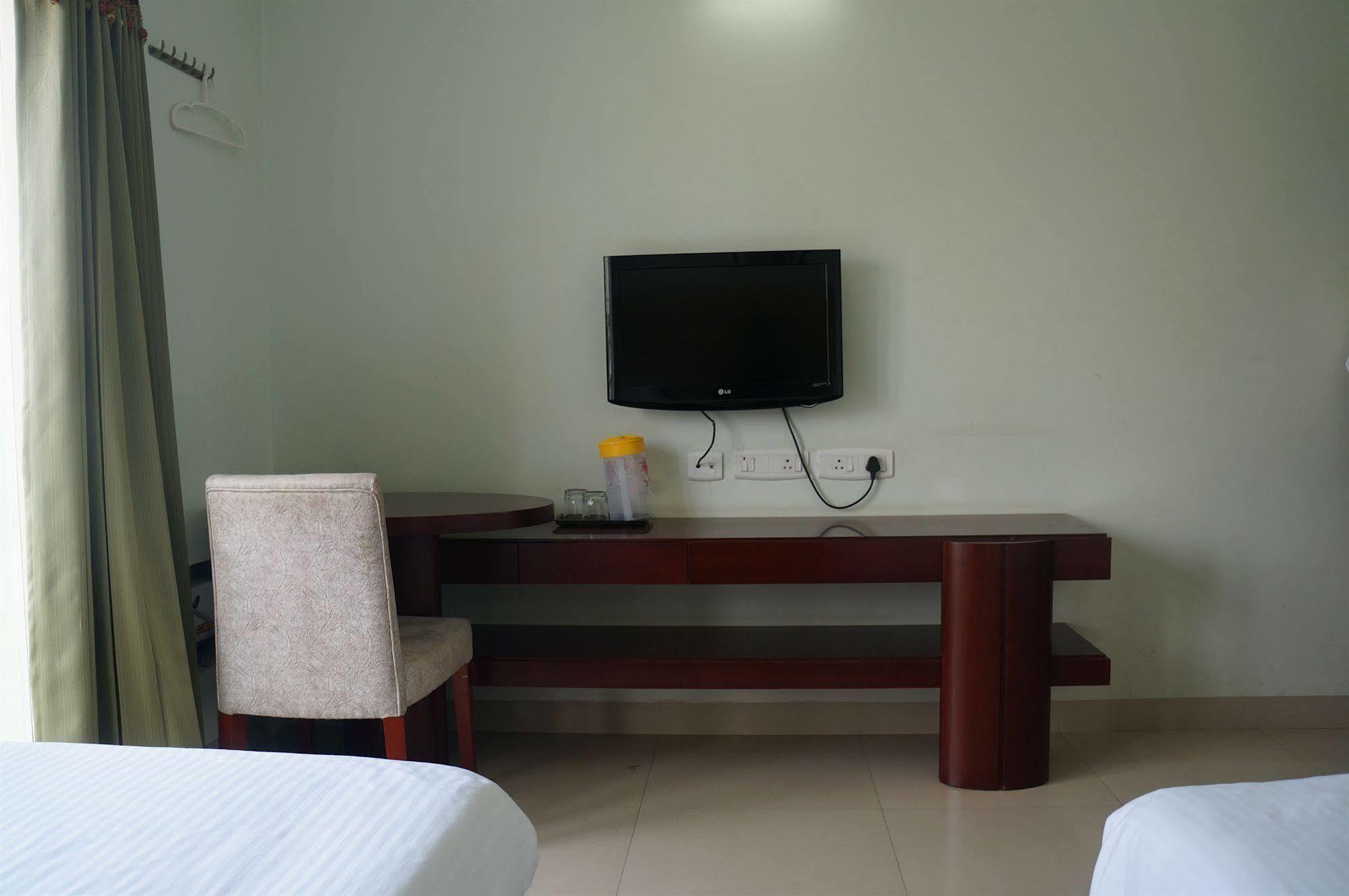 Lotels Hotel Ченай Екстериор снимка