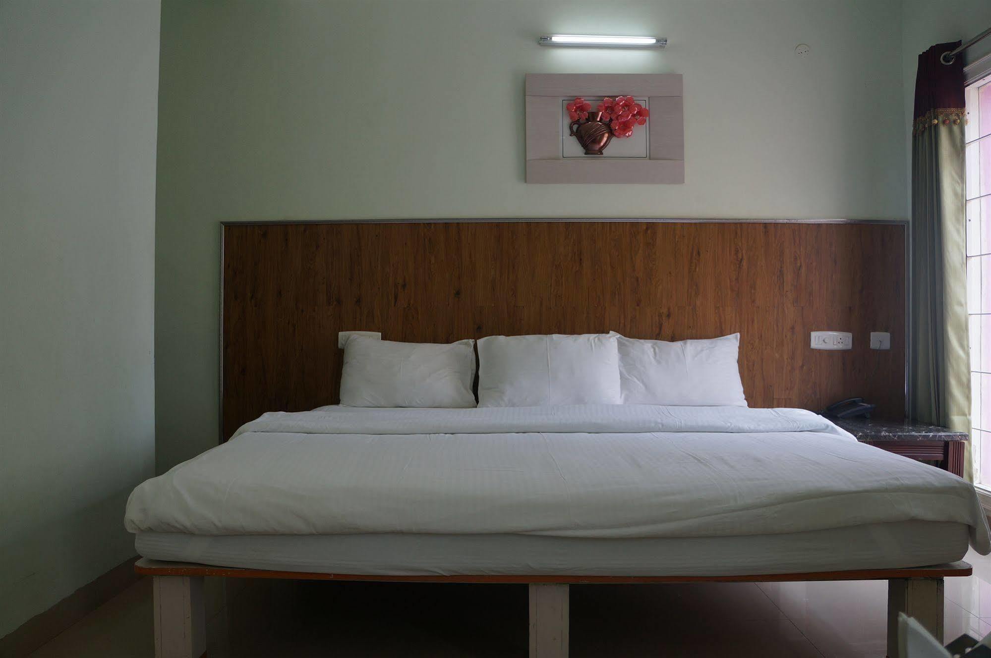 Lotels Hotel Ченай Екстериор снимка